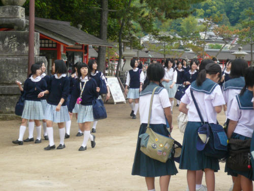 Japon, Miyajima - des écoliers au sanctuaire Itsukushima