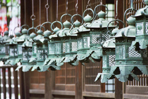 Japon, Nara- les lanternes de bronze du sanctuaire Kasuga Taisha