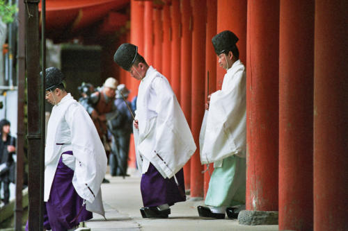 Japon, Nara - moines du sanctuaire shintô Kasuga Taisha