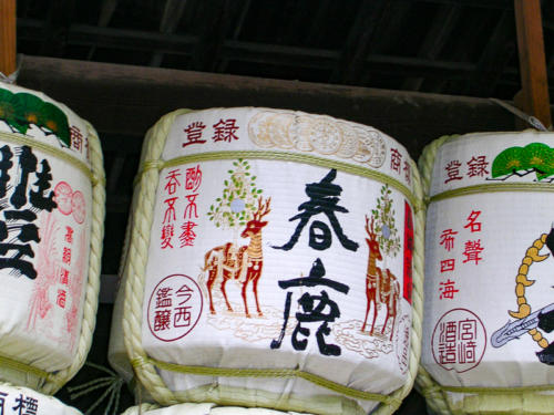 Japon, Nara - batil de sake, la boisson des dieux au sanctuaire shintô Kasuga Taisha