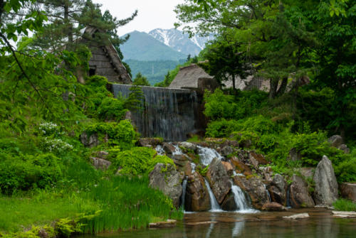 Japon, Shirakawago - cascade sur la rivière