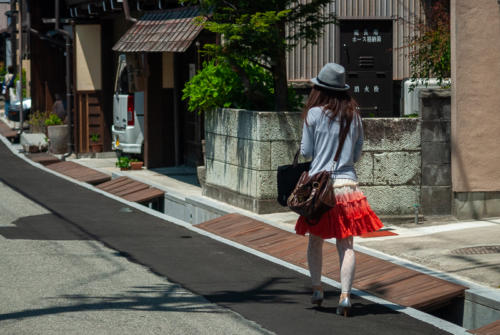 Japon, Takayama - Jeune Japonnaise dans le quartier traditionnel