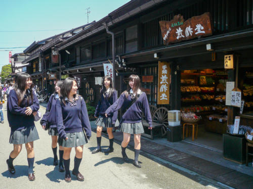 Japon, Takayama - Ecolières dans le quartier traditionnel