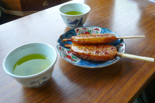 Japon, Kanazawa -gohe moki, spécialité à base de riz et de suce soja en brochette